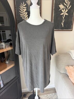 Women's Relaxed Short Sleeve Tee - Charcoal Gray